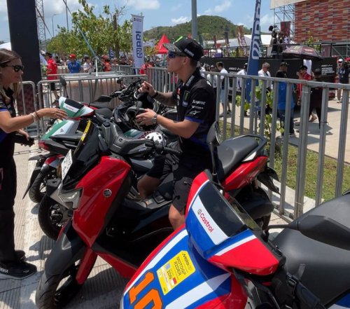 Act of Service Quartararo: Beri Helm dan Turunkan Footstep buat Boncenger Wanita