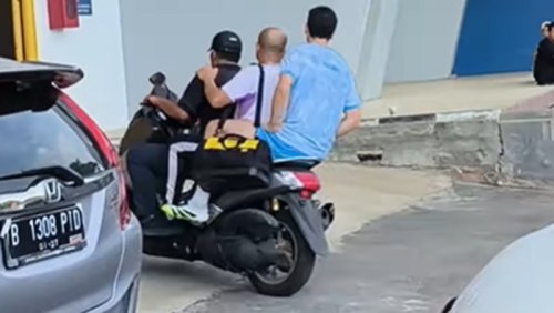 Momen Kocak Thom Haye Naik Motor Bonceng 3 di Bandung
