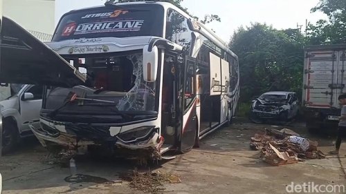 Bus PO Haryanto Terguling di Tol Batang, Oleng 3 Kali sebelum Tabrak Pembatas