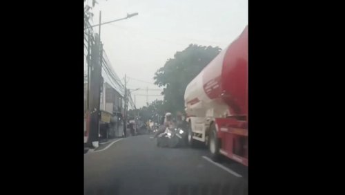 Ngeri! Pemotor Oleng Gagal Salip Truk Tangki