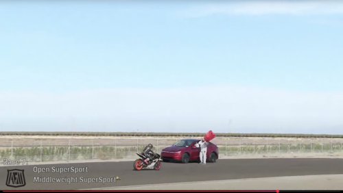 Bikin Kacau! Pemobil Tesla Nyasar Lawan Arah di Trek Balapan Motor