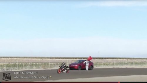 Bikin Kacau! Pemobil Tesla Nyasar Lawan Arah di Trek Balapan Motor