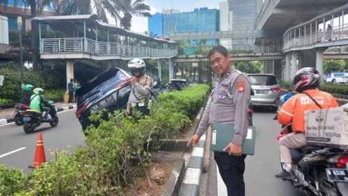 Bisa-bisanya Fortuner Pindah Jalur hingga Tabrak Innova