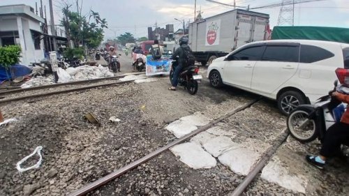 Yang Harus Diperhatikan Pemilik Mobil Hybrid saat Lewat Rel Kereta