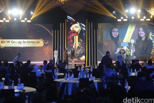 BMW Sabet Gelar Leading Safety Features in the Premium Vehicle Segment