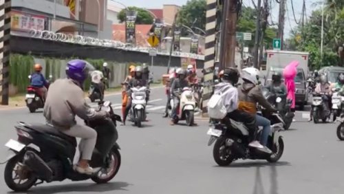 Mirisnya Wajah Lalu Lintas Indonesia: Lawan Arah, Ngerokok di Motor
