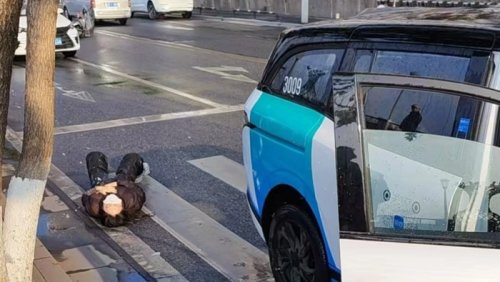 Ngeri! Taksi Otonom Tabrak Dua Pejalan Kaki, Ada yang Kejepit di Bawah Mobil