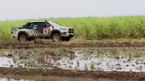 Toyota, Toyota Hilux, Gak Cuma buat Usaha, Toyota Hilux Bisa Dimodifikasi untuk Balap Reli