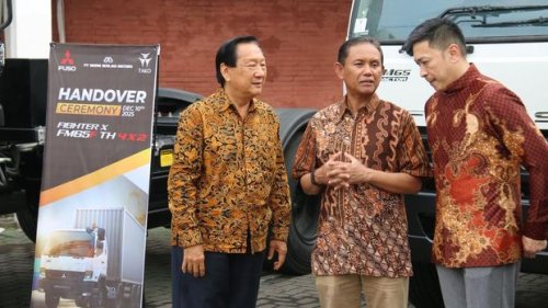 Mitsubishi Fuso Serahkan 10 Unit Fighter X ke Pengusaha di Surabaya