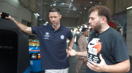 Legenda Chelsea Gary Cahill Blusukan di Jakarta Naik Bajaj