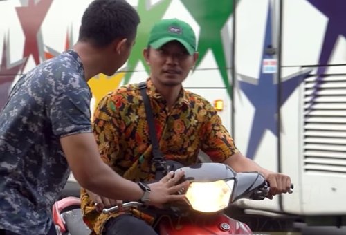 Ditegur Lawan Arah, Pemotor Protes: Yang Penting Nggak Lawan Ortu!
