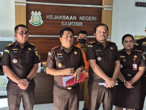Intip Garasi Kadinsos Samosir Fitri Agust yang Korupsi Bantuan Bencana Banjir