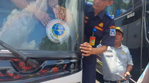 Jangan Mau Naik Bus Kalau Nggak Ada Stiker Ini, Pokoknya Jangan
