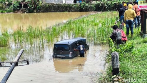 Duh! Honda Freed Nyemplung Sawah Gara-gara Sopirnya Microsleep