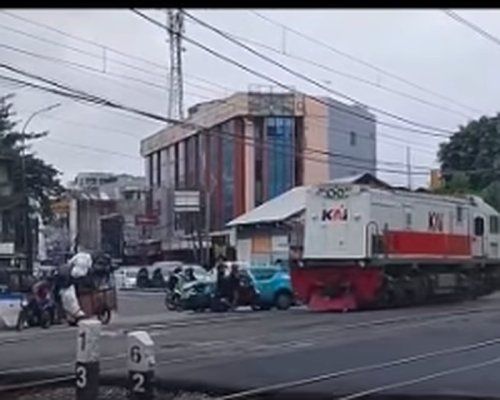 3 Kecelakaan Taksi Listrik Tertabrak Kereta