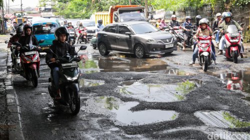 Musim Hujan Banyak Jalan Berlubang, Bisa Bikin Ban Pecah!