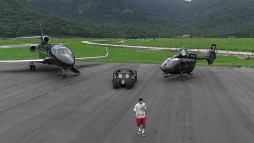 Ferrari-Lomborghini Terlalu Mainstream, Neymar Pamer Batmobile, Jet Pribadi, Helikopter