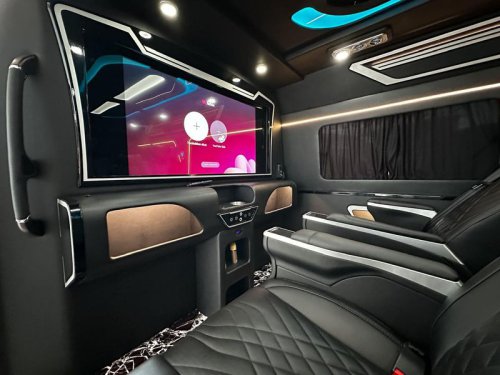 Toyota, Toyota Hiace, Naik Kelas, Interior Toyota Hiace Disulap Jadi Mewah: Cuma Muat 8 Orang