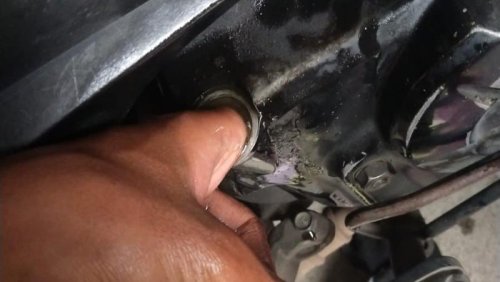 Duh! Jari Pria Ini Nyangkut Waktu Ngecek Oli Motor, Akhirnya Ditolong Damkar