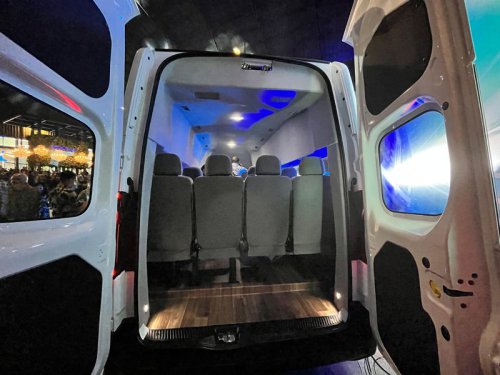 Tantang Toyota Hiace, Farizon SV Meluncur dengan Harga Rp 698 Juta