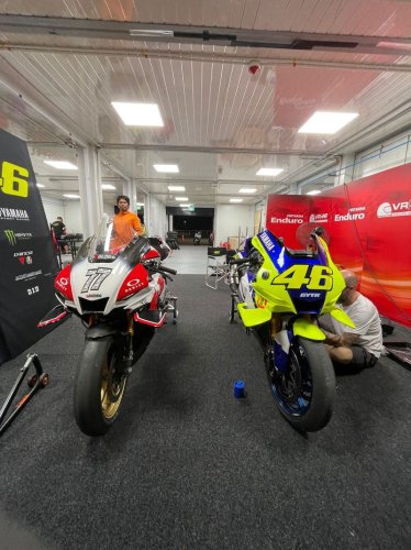 Yamaha, Ada Yamaha R1 Merah Samping Motor Rossi di Sirkuit Mandalika, Punya Siapa?