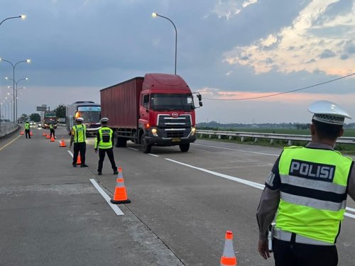 Duh! Masih Ada Truk Melintas saat Pembatasan di Arus Mudik