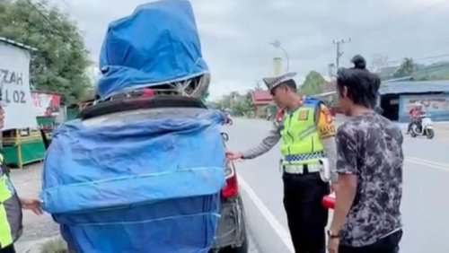 Avanza Angkut 12 Orang dan Motor di Atap, Pintu Bagasi Terbuka-Ditutupi Terpal