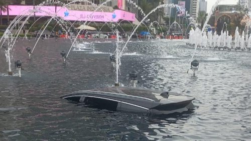 Mobil Listrik BYD M6 Nyemplung ke Kolam Bundaran HI, Ini Sebabnya