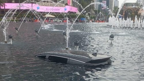Mobil Listrik BYD M6 Nyemplung ke Kolam Bundaran HI, Ini Sebabnya