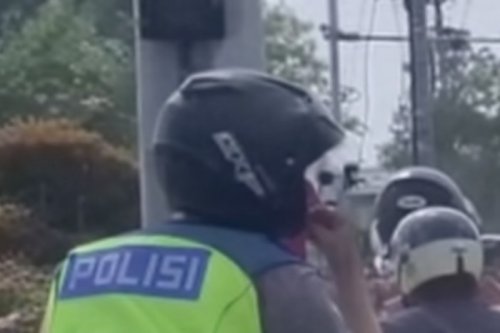 Viral Oknum Polisi Ngerokok di Motor, Langsung Disemprot Warga