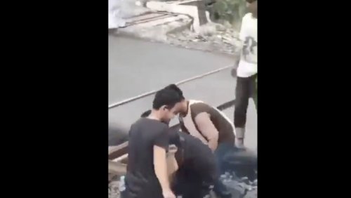 Viral Warga Blokir Rel Kereta Api Usai Mobil Tertemper