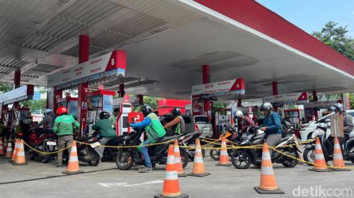 Khawatir BBM Naik, Ojol Serbu SPBU!