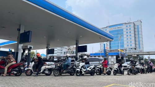 SPBU Swasta Diserbu Sebelum Harga BBM Naik, Antrean Sampai ke Luar