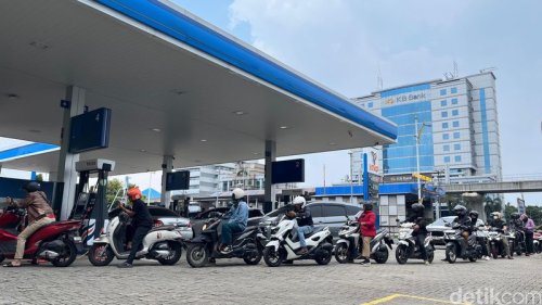 SPBU Swasta Diserbu Sebelum Harga BBM Naik, Antrean Sampai ke Luar
