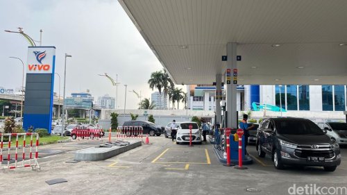 SPBU Swasta Diserbu Sebelum Harga BBM Naik, Antrean Sampai ke Luar