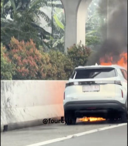 Mobil Chery Pakai Pelat Sementara Terbakar saat Dibawa ke Area Penyimpanan
