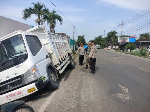 Motor Nyalip dari Kiri, Truk Kopdes Masih Pakai Pelat Sementara Kecelakaan