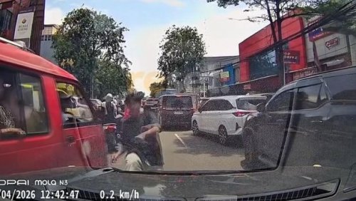 Aksi Arogan Pengiring Jenazah di Jakut: Blokir Jalan-Tendang Mobil