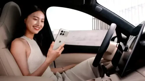 Kebiasaan Baru Anak Muda di Mobil: Nyetir Sambil TikTok-an