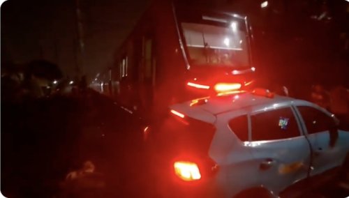 Taksi Listrik Ditabrak Kereta, Terobos Perlintasan Bikin Mobil Listrik Mogok?
