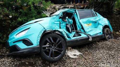 VinFast Masih Investigasi Taksi Green SM yang Berhenti di Perlintasan KA