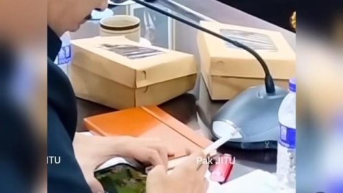 Isi Garasi Anggota DPRD yang Merokok sambil Ngegame saat Rapat