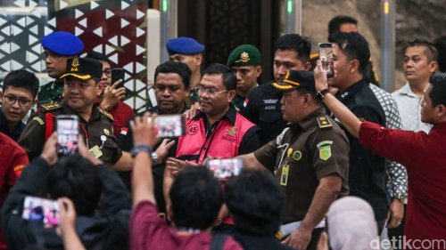 Isi Garasi Sony Sonjaya dan Lodewyk Pusung Tersangka Korupsi MBG