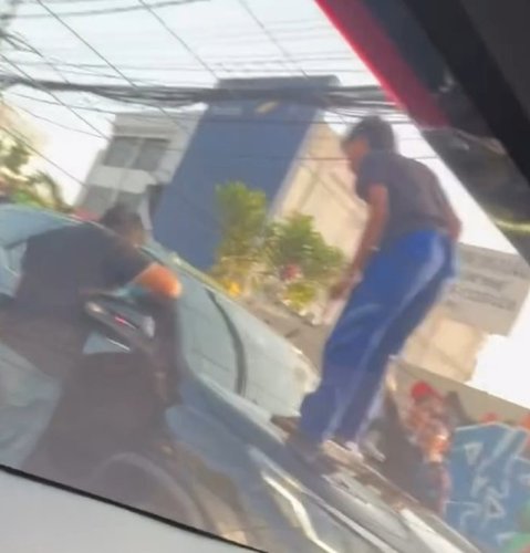 Toyota Fortuner Dikepung Warga-Kaca Dipukul Batu di Tanah Abang