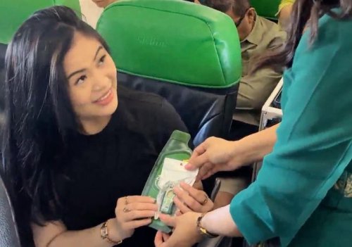 Produsen ini Bagi-bagi Oli di Dalam Pesawat saat Terbang