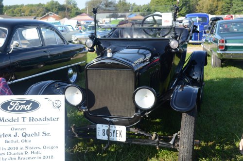 Vintage Vehicles At the Pumpkin Run