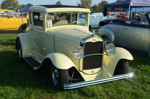 Some Veteran Cars Came to the Pumpkin Run