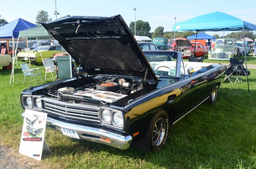 MoPar Muscled to the Pumpkin Run