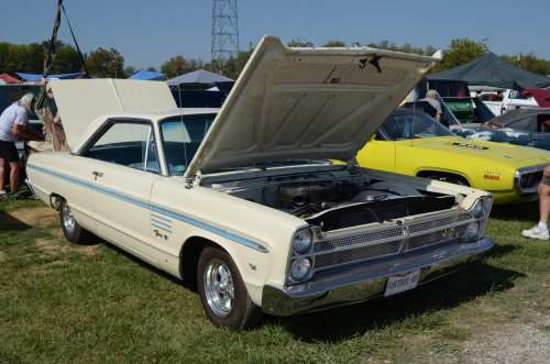 More MoPar Rolled Into the Pumpkin Run