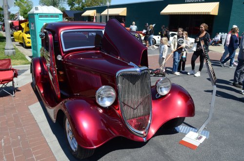 Pre-War Cars Rolled Into Lawrenceburg